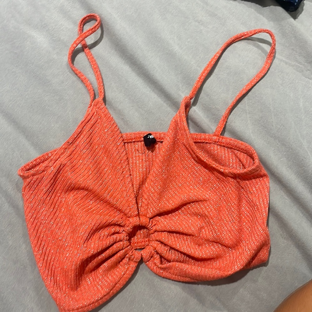 Orange crop going out top from sinsay